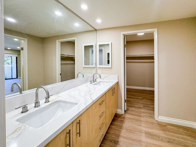 Building Photo - Luxurious Coastal Living: Fully Remodeled 3-Bed, 3.5-Bath with Ocean Views in Sea Point