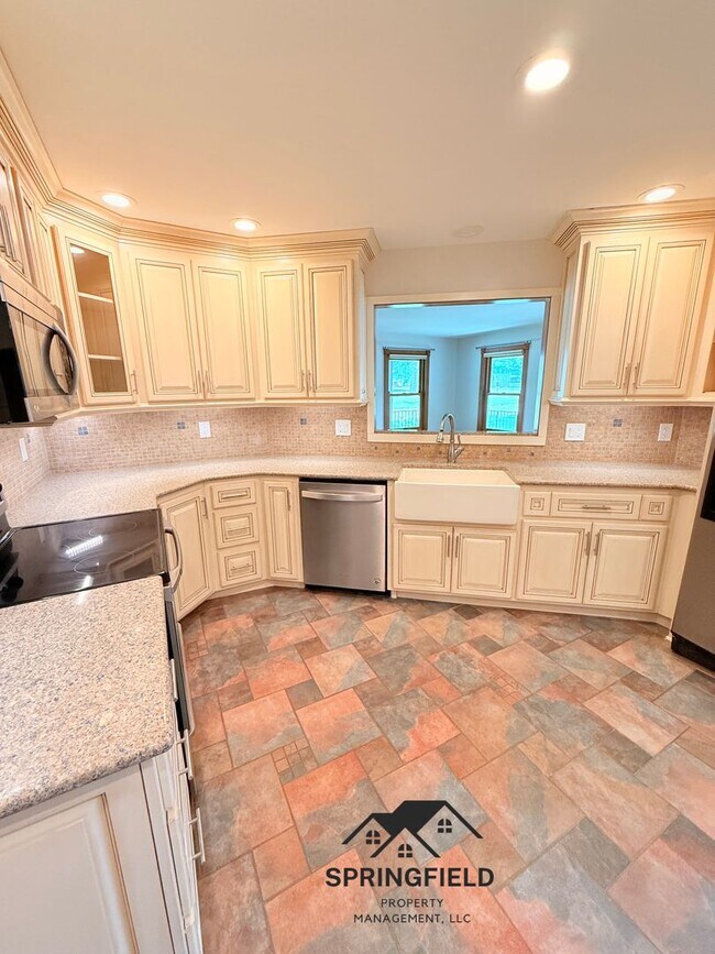 Building Photo - Location-Location, 4 BR / 2 Living Areas in SE Springfield w/ An Amazing Out Door Kitchen - Grill...