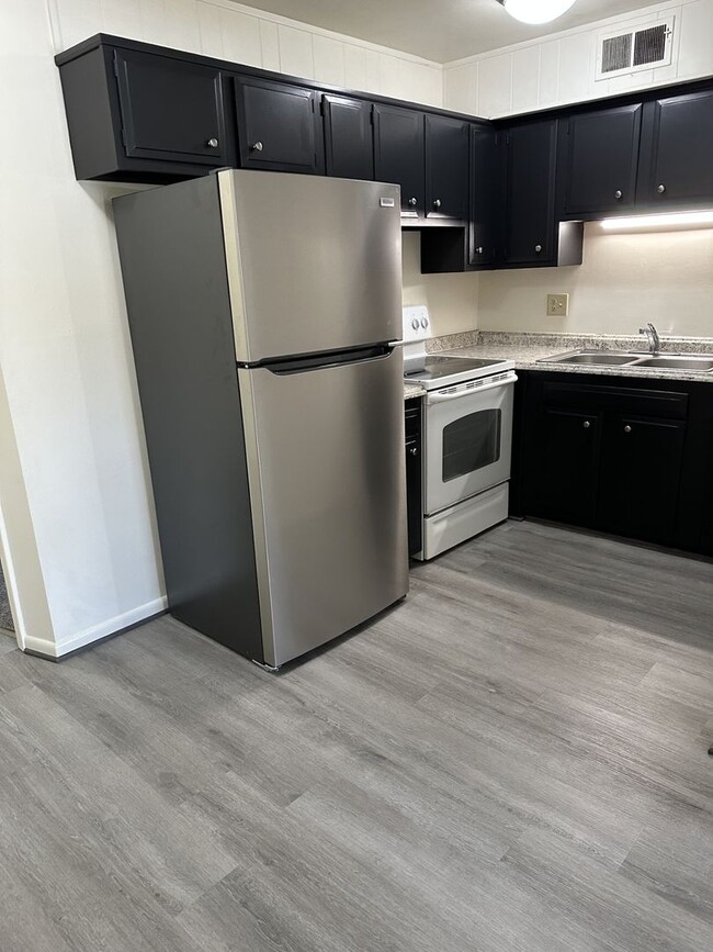 Building Photo - Large 2 Bedroom, 1 Bath Apartment in Old SW