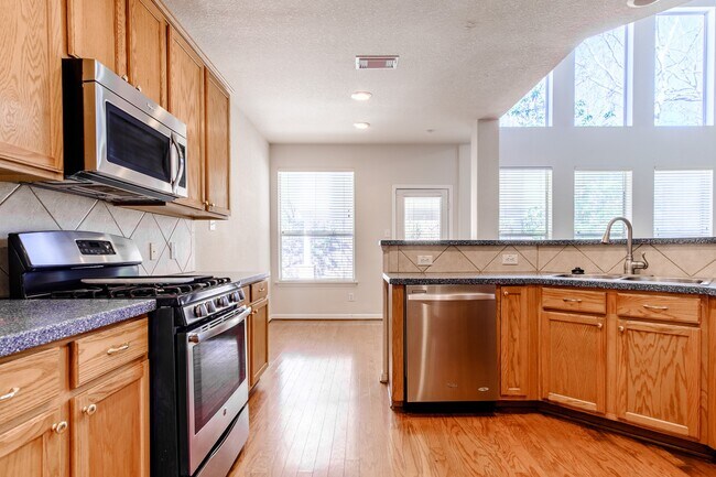 Building Photo - 2918 Five Oaks Dr