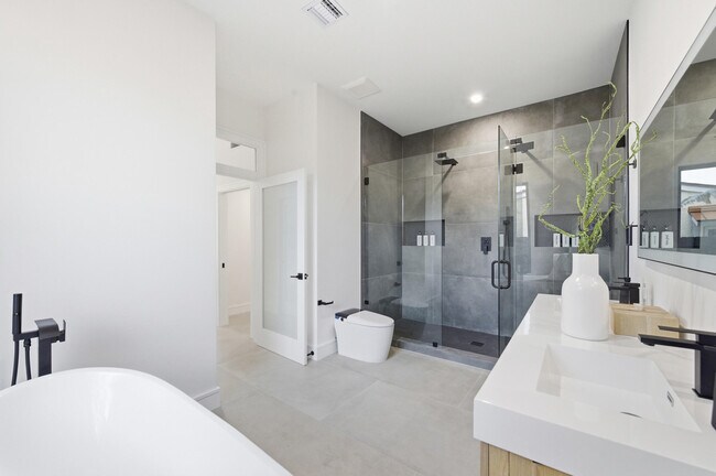Building Photo - 1308 Avocado Isle