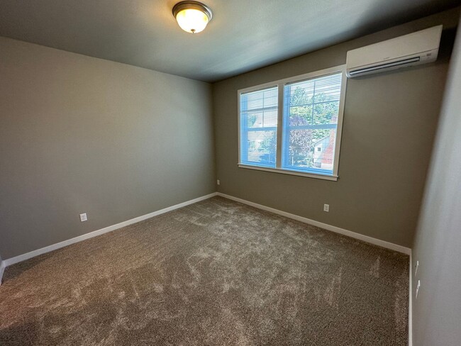 Building Photo - New 5 Bedroom / 5.5 Bath Townhome w/ A/C i...