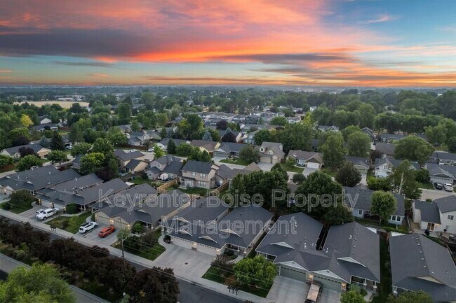 Building Photo - 8333 N Duncan Ln