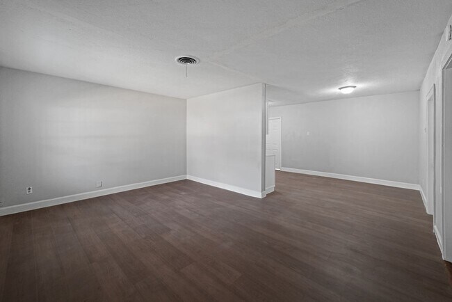 Building Photo - 214 E 1st St