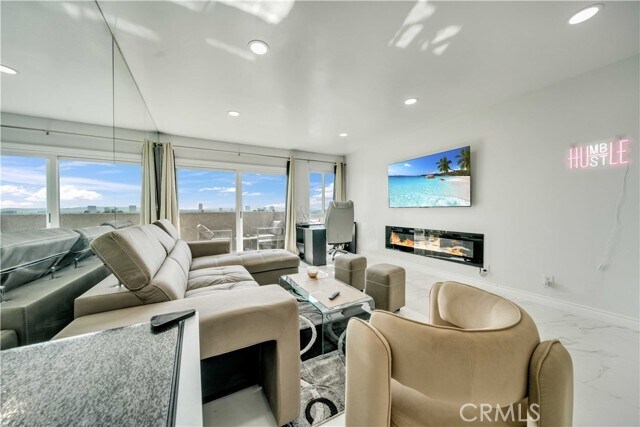 Building Photo - 8400 De Longpre Ave