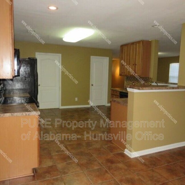 Building Photo - 3312 Lakeland Dr SW