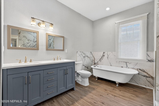 Building Photo - 310 W 10th St