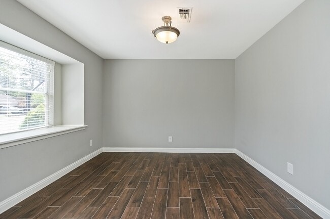 Building Photo - 1719 Longhorn Dr