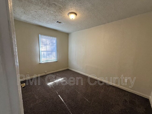 Building Photo - 2432 N Quincy Ave