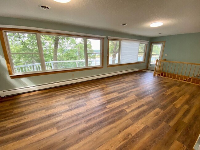 Building Photo - Nice 3 Bedroom house on the river front in Hudson