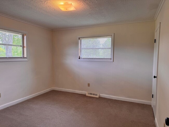 Building Photo - 3 Bed, 1.5 Bath brick home located on Gallimore Town Rd