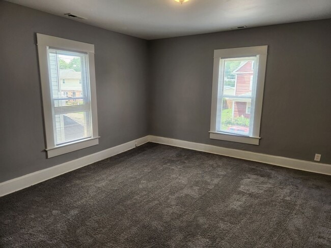 Building Photo - 3 Bedroom, 1.5 Bathroom House