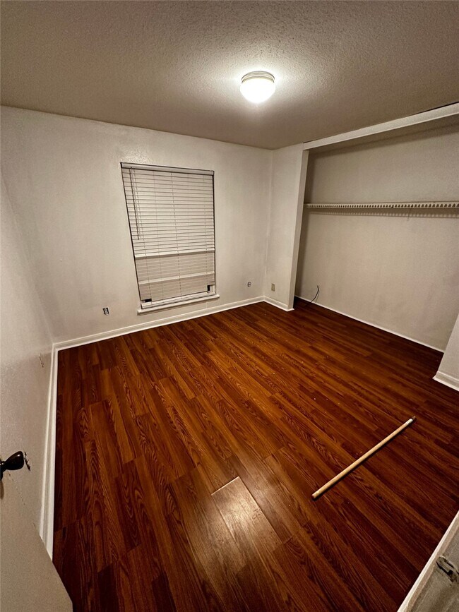 Building Photo - 5625 Antoine Dr