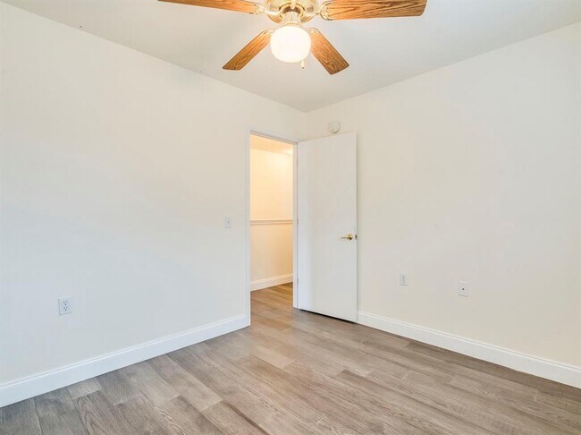 Building Photo - 804 Sheraton Ave