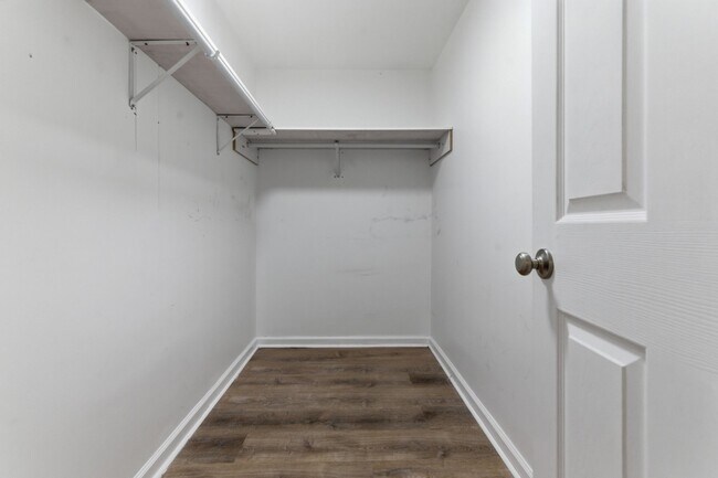 Building Photo - 308 Brookview Ct