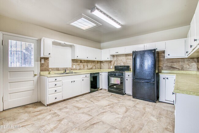 Building Photo - 1611 N Kansas St