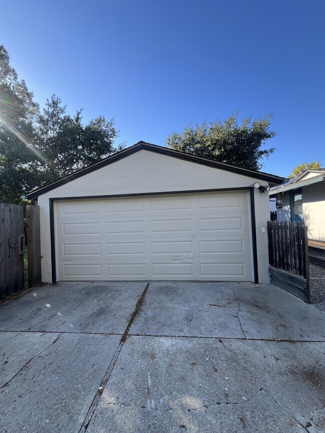 Building Photo - 115 Laurent St