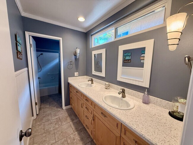 Building Photo - Large 3 bedroom home in quiet neighborhood cul-de-sac with amazing views