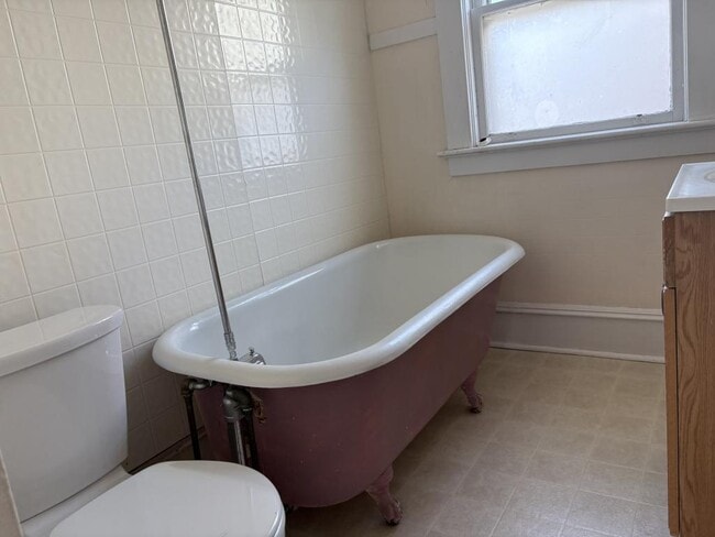 Building Photo - 48 Monroe St