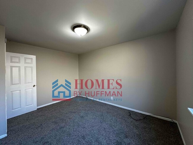 Building Photo - Three Bedroom House | Move In Ready