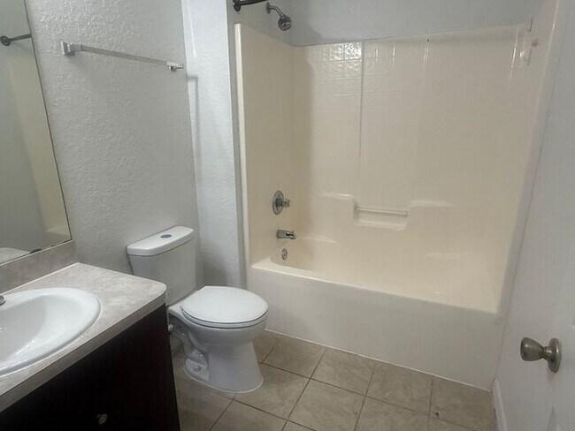Building Photo - LARGE Single family home in Poinciana