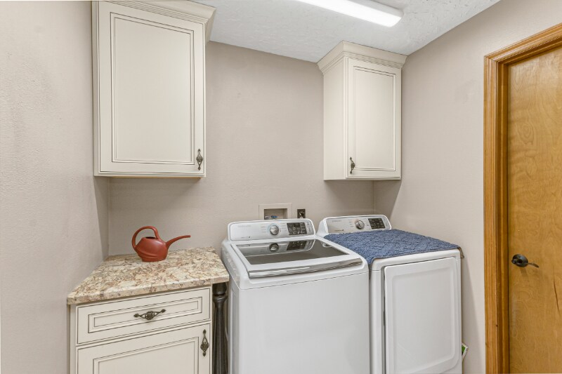 Building Photo - 523 Hidden Hollow Dr