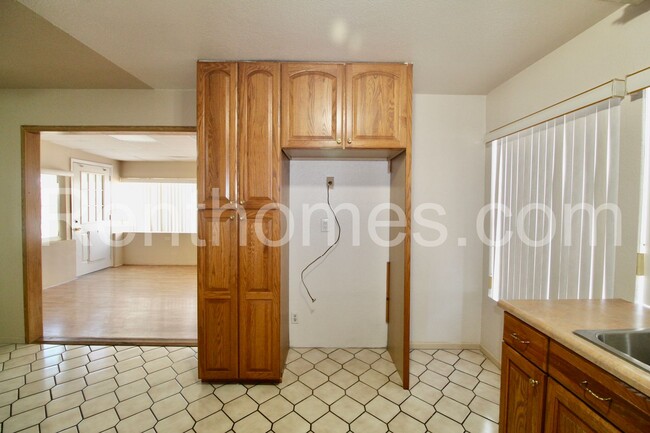 Building Photo - 10952 Parkdale Ave