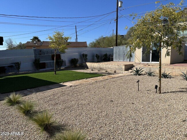 Building Photo - 112 W Vogel Ave