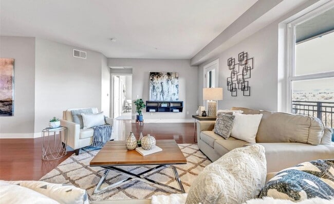 Building Photo - Amazing City Views