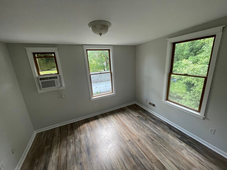RoomB - 210 Mannion Ave