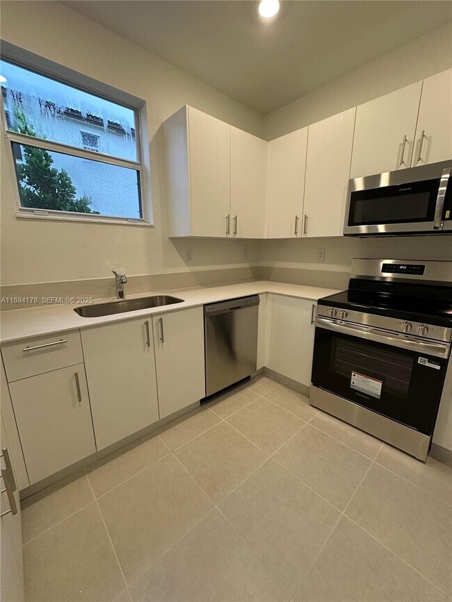 Building Photo - 2534 SE 27th Dr