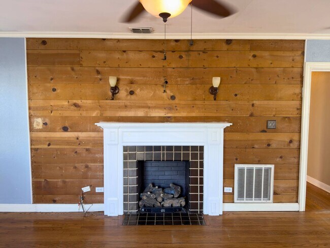 Building Photo - Adorable 3 bed 2 bath home in Brook Village!