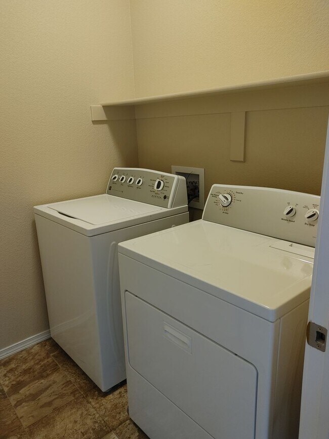 Building Photo - Stylish & Spacious 2BD Townhome in Stetson...