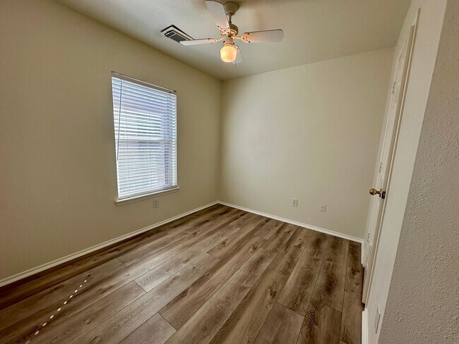 Building Photo - For Lease | 3 Bed, 2 Bath | 1,528 Sq Ft | ...