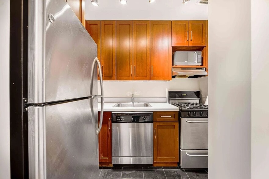 Building Photo - 107 E 63rd St