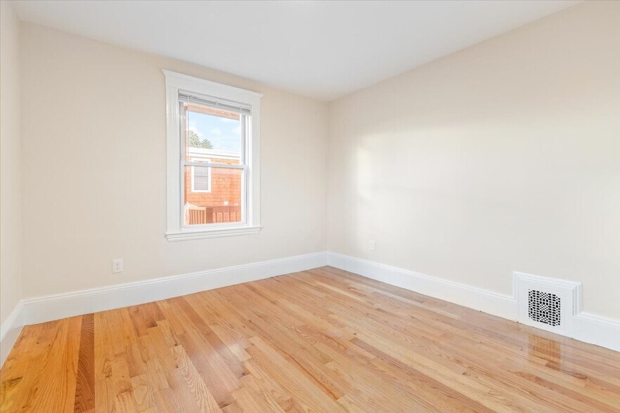 Building Photo - 52 Roslyn St