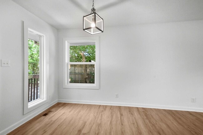 Building Photo - Pet Friendly Three Bedroom!