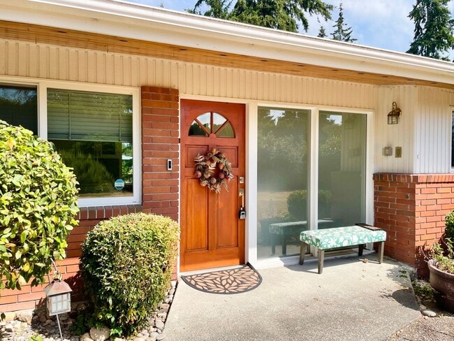 Building Photo - Beautifully Remodeled 5 Bed 2.75 Bath Home in Eastgate