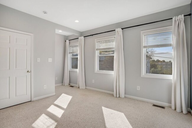 Building Photo - Amazing Anacostia 3 Bedroom with Parking I...