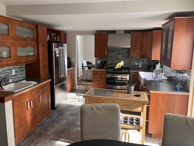 Building Photo - 6852 S High St