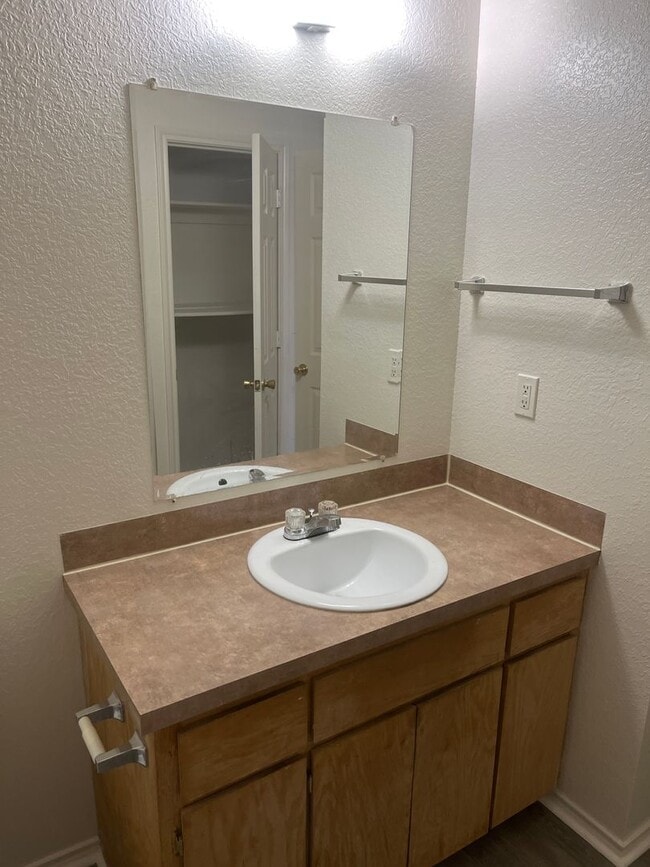 Building Photo - 3114 Oak Ln