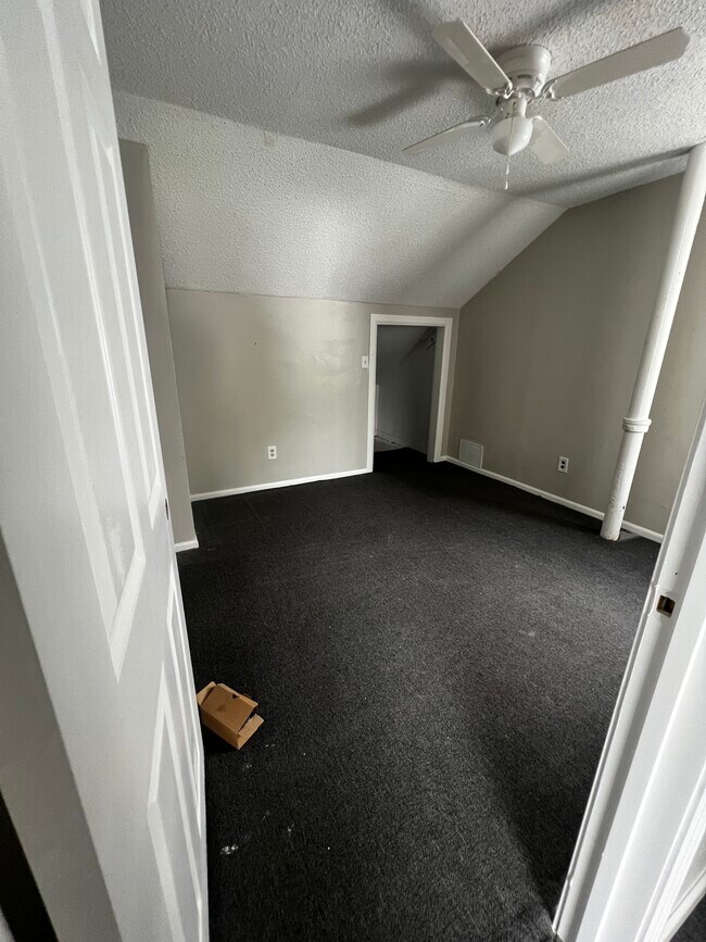 Building Photo - 14016 Pinewood St
