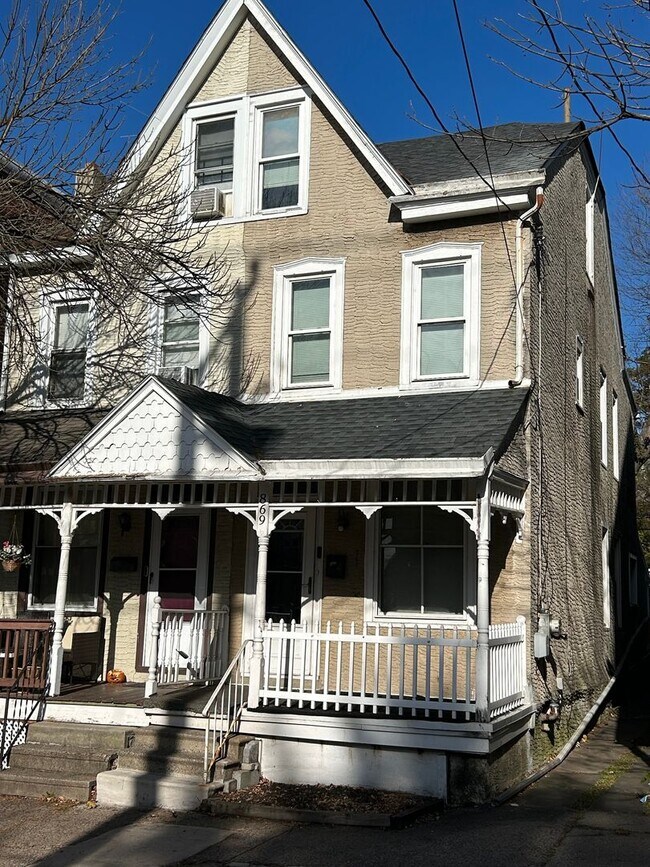 Building Photo - Vaccancies