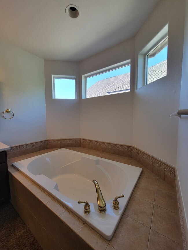 Building Photo - 1200 W Canyon Lakes Dr