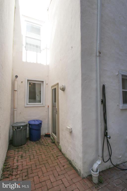 Building Photo - 703 S 17th St