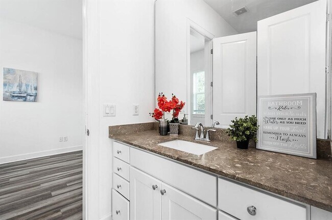 Building Photo - 2103 Naomi St