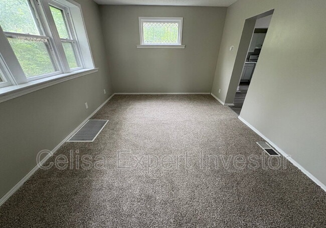 Building Photo - 2711 Thompson Ave