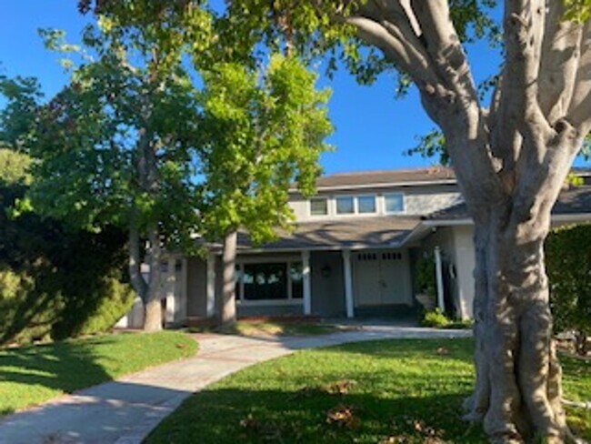 Building Photo - Elegant 4 bedroom, 3 bath large home locat...