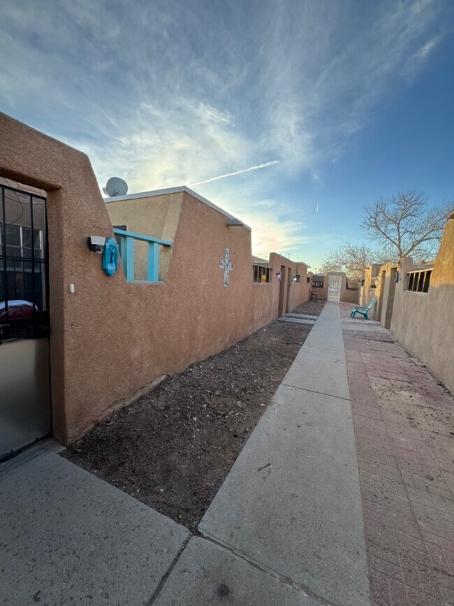 Building Photo - 912 San Pedro Dr SE