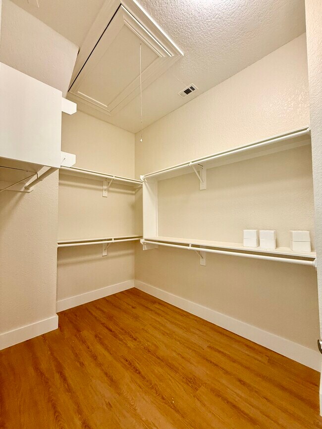 Building Photo - 1323 Rosewood St